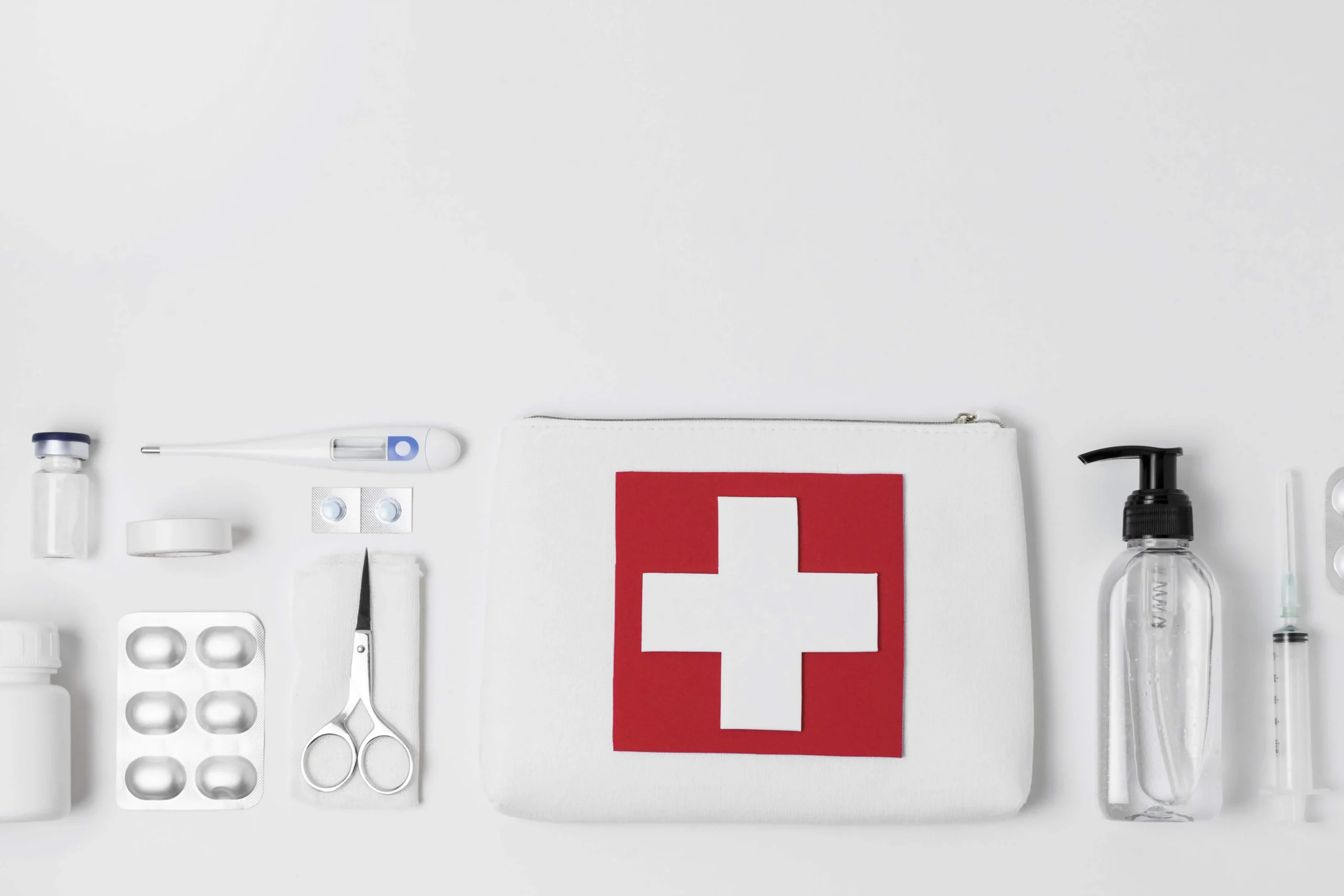 Trousse de premiers secours avec matériel médical utilisée dans une formation d'initiation aux gestes de premiers secours