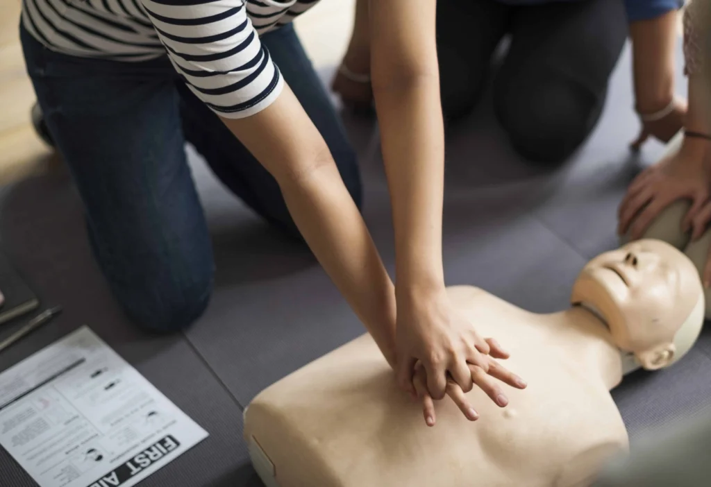 Formation SST avec apprentissage du massage cardiaque sur mannequin de secourisme en entreprise